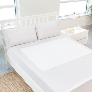 Coussin de lit imperméable avec couche de remplissage hautement absorbante
